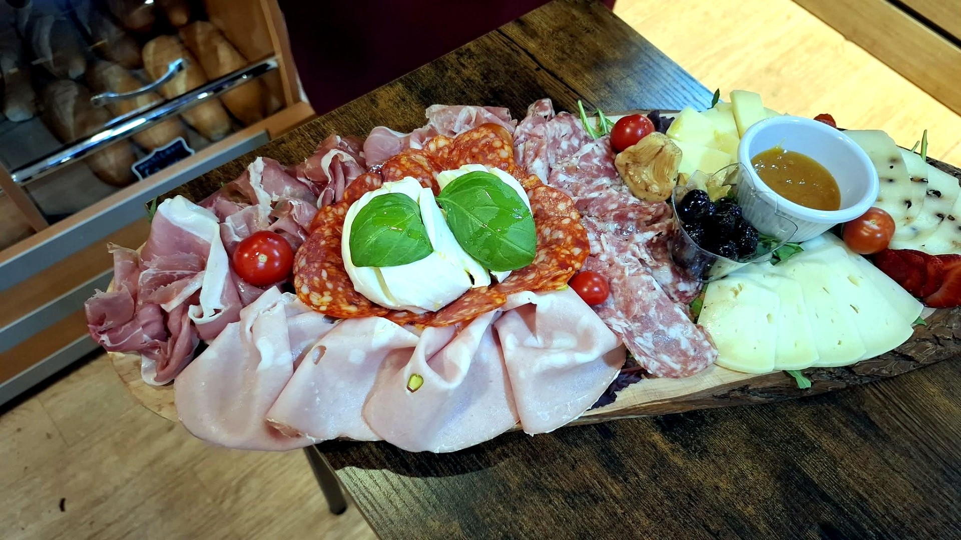 Origini Salumeria tagliere di salumi e formaggi italiani con prosciutto, mortadella, salame, pecorino e olive